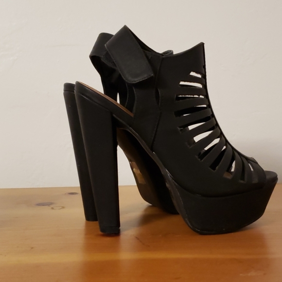 Shoes - Picture 4 of 5